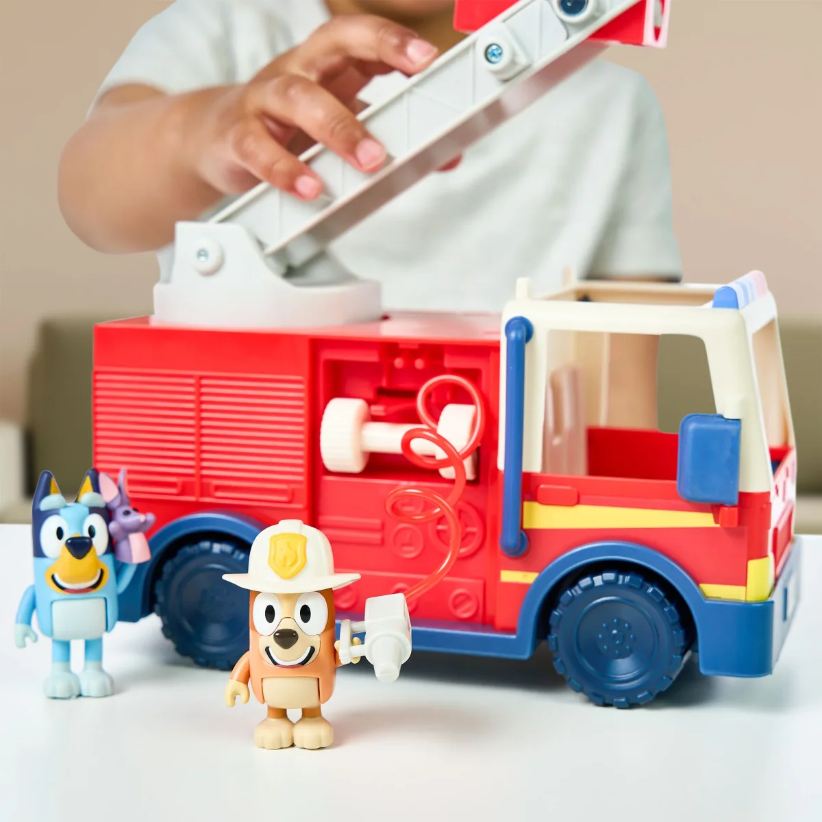 Bluey Camion de Bomberos - Famosa BLY68000 - Imagen 6